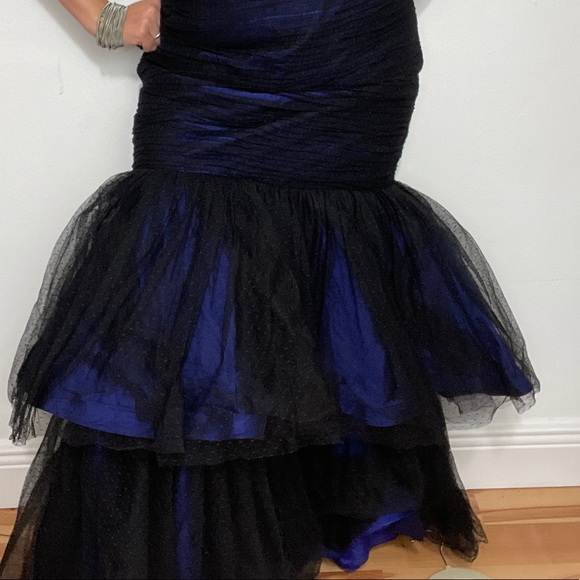 Monique Lhuillier V-Neckline Tiered Trumpet Gown - Picture 7 of 12